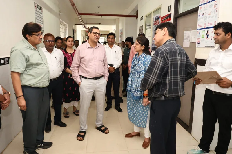प्रबंध संचालक मप्र पूक्षेविविकंलि जबलपुर और कलेक्टर ने किया सिविल अस्पताल का करेली का निरीक्षण