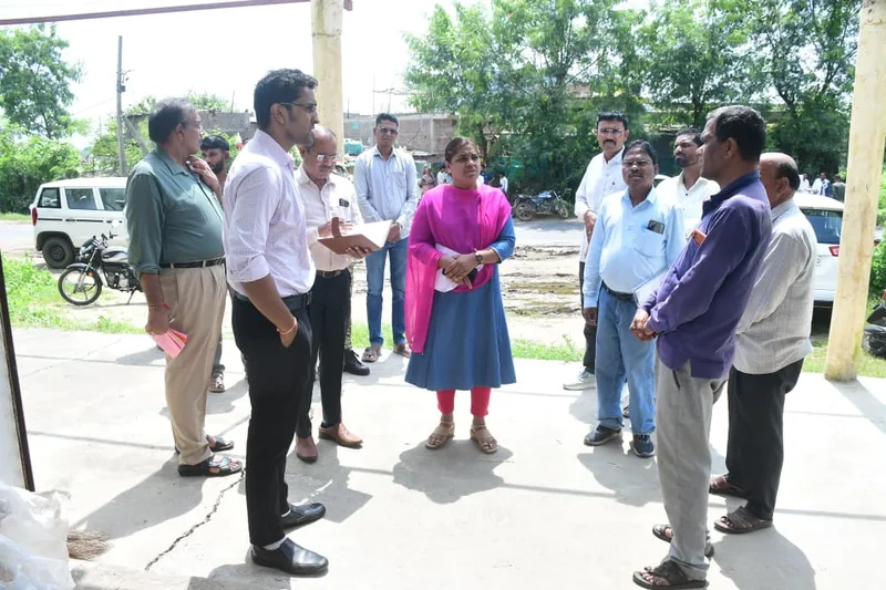 कलेक्टर ने ग्राम कड़ोला उबारी में स्कूल, आंगनबाड़ी एवं उचित मूल्य दुकान का किया निरीक्षण