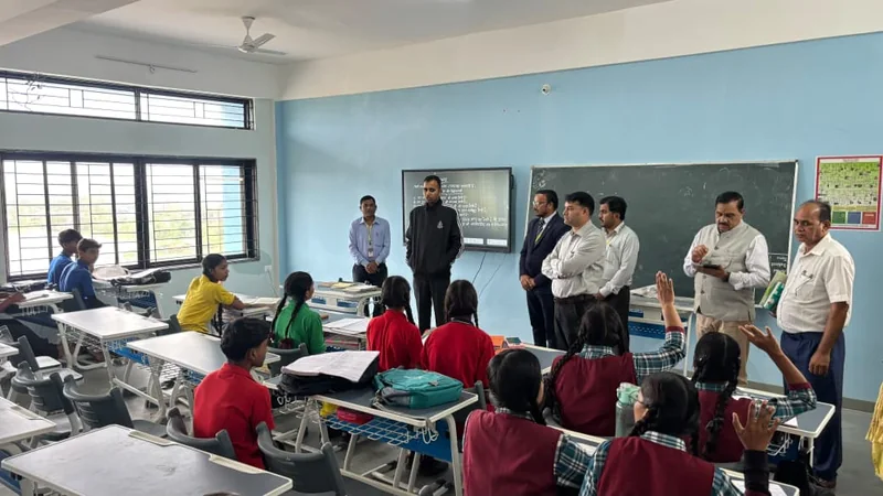 जनविश्वास अभियान के तहत कलेक्टर ने निवास क्षेत्र का किया भ्रमण