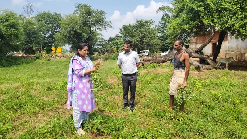 कलेक्टर ने वीर सागर पहुंचकर फसल एवं तालाब का किया निरीक्षण, किसानों से किया संवाद